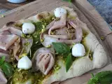 Συνταγή Pinsa με πέστο και mortadella, έτοιμη σε 10 λεπτά!